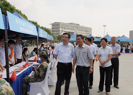2张书记-顾局-成全先锋号.jpg