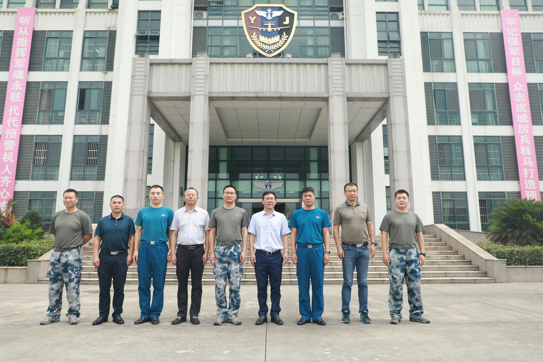 学校领导八一前夕走访慰问部队官兵.jpg
