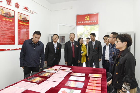 6参观复学军人党支部活动室.jpg
