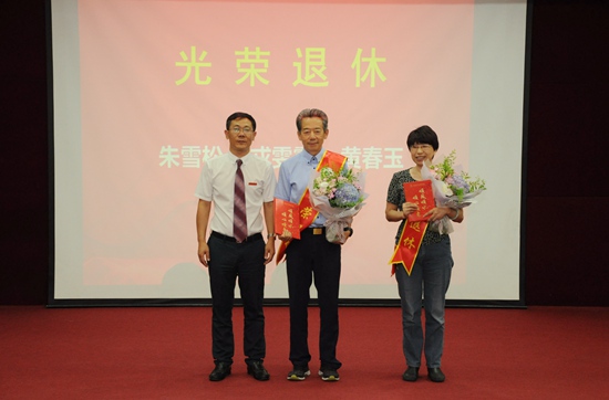 10张书记与退休教师合影_副本.jpg