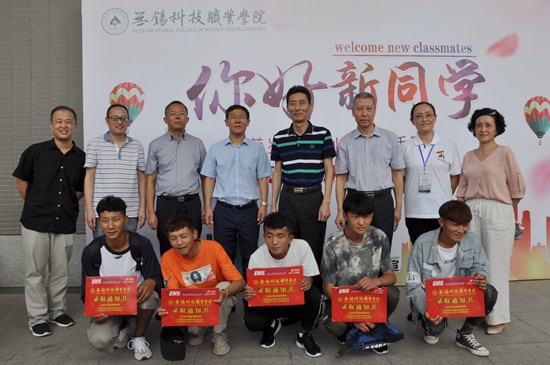 迎新3-校领导与西藏新生合影.jpg