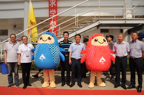 迎新2-校领导与吉祥物合影.jpg